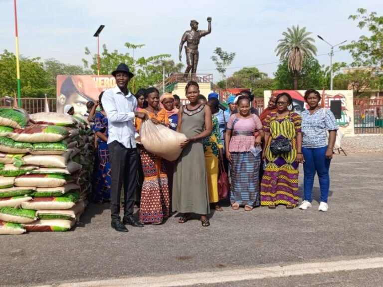 Patriotisme : 10 tonnes de sac de riz et 50 bourses d’études aux veuves et orphelins des FDS 5