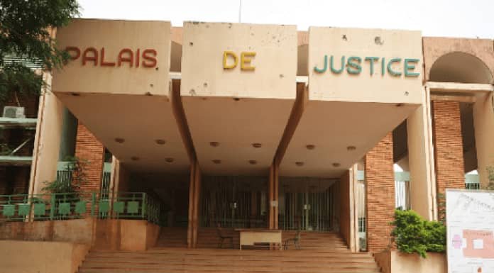 Ouaga: Un vigile se fait passer pour un enseignant de maths et extorque plus de 2,3 millions FCFA 1 Ouaga: Un vigile se fait passer pour un enseignant de maths et extorque plus de 2,3 millions FCFA 1