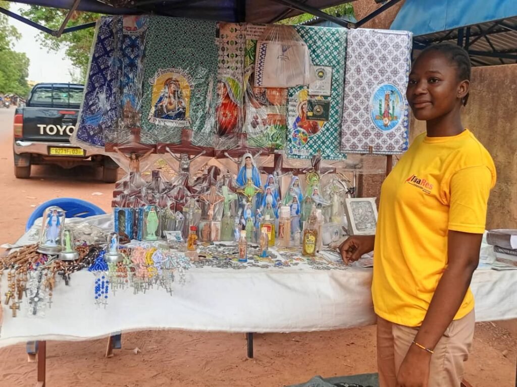 Eveline Ouédraogo : L’élève qui vend des objets de piété 2 Eveline Ouédraogo : L’élève qui vend des objets de piété 2