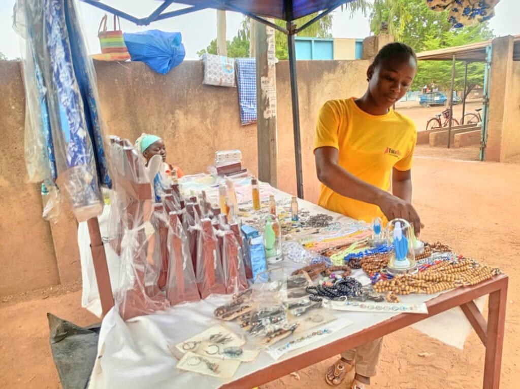 Eveline Ouédraogo : L’élève qui vend des objets de piété 5 Eveline Ouédraogo : L’élève qui vend des objets de piété 5