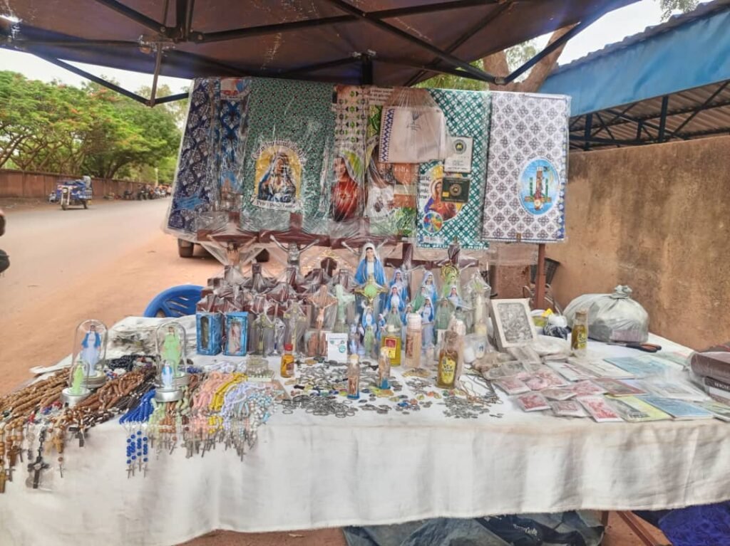 Eveline Ouédraogo : L’élève qui vend des objets de piété 3 Eveline Ouédraogo : L’élève qui vend des objets de piété 3