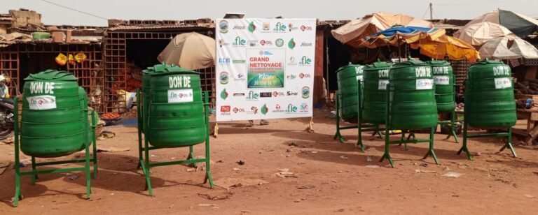 Dr Princesse Poadigué offre 10 poubelles écologiques au marché de katr Yaar 2