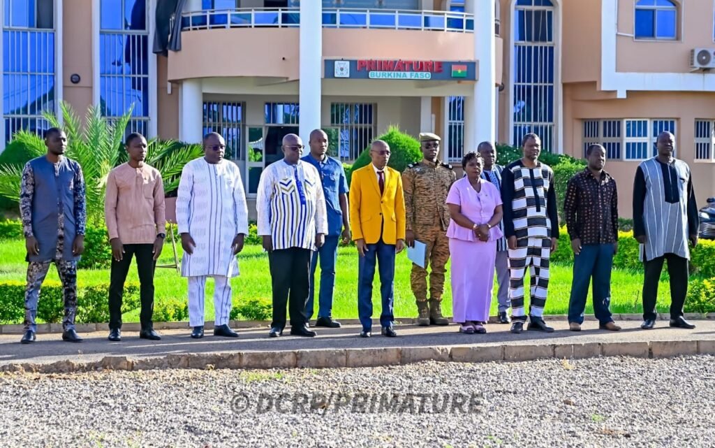 " Le Burkina est sur les rails du développement" Apollinaire Kyelem, Premier ministre 3 " Le Burkina est sur les rails du développement" Apollinaire Kyelem, Premier ministre 3