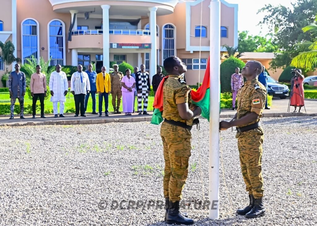 " Le Burkina est sur les rails du développement" Apollinaire Kyelem, Premier ministre 2 " Le Burkina est sur les rails du développement" Apollinaire Kyelem, Premier ministre 2