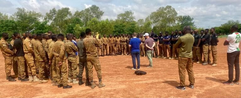 Séminaire de premier secours : Dr Grégory d'African Initiative à la deuxième légion de la gendarmerie de Bobo Dioulasso 1 Séminaire de premier secours : Dr Grégory d'African Initiative à la deuxième légion de la gendarmerie de Bobo Dioulasso 1