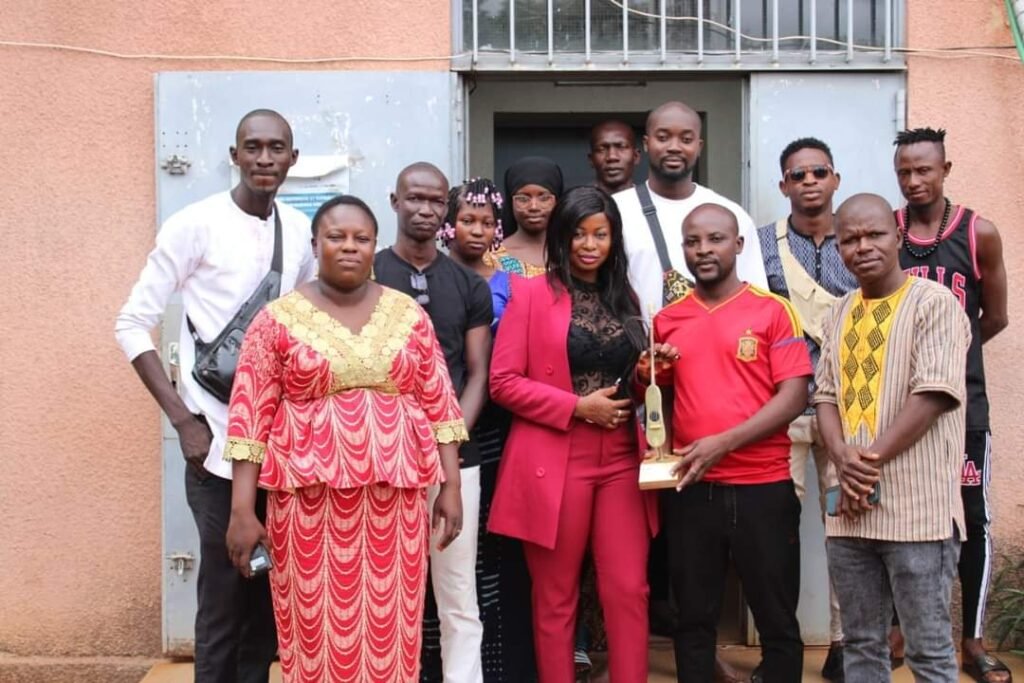 Kundé de l’espoir 2024 : L’artiste Da Yéri présente son trophée aux reporter de Gaoua 2
