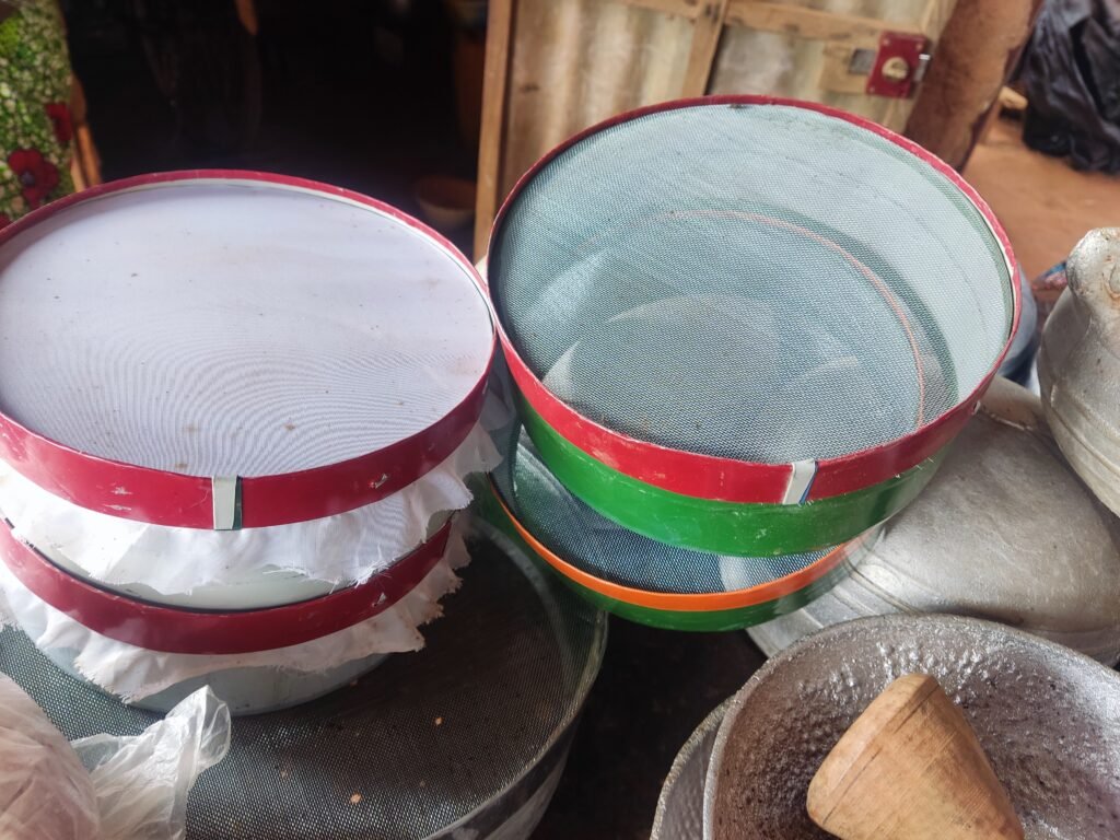 Cuisine: Quand le tamis en bois se fait larguer pour celui en fer 3 Cuisine: Quand le tamis en bois se fait larguer pour celui en fer 3