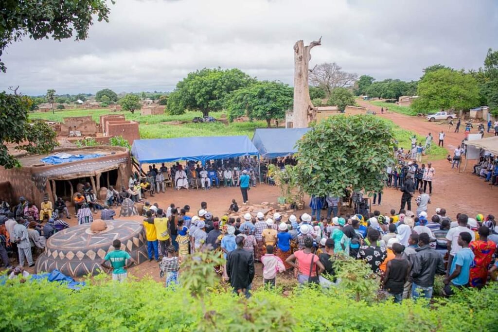 Sortie touristique : Une centaine de personnes à la cour royale de Tiébélé 6 Sortie touristique : Une centaine de personnes à la cour royale de Tiébélé 6
