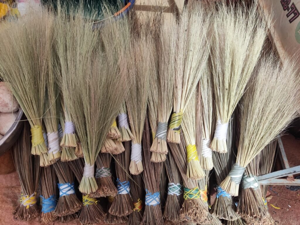 Le Balai en Afrique : Instrument du quotidien ou objet de mystères ...