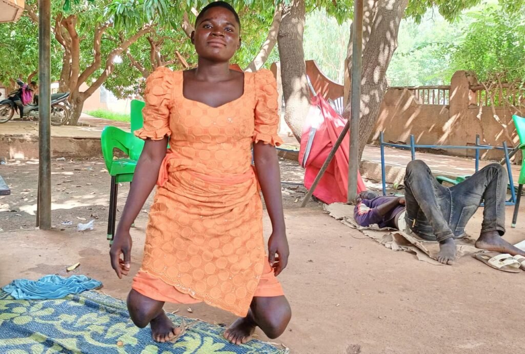 Claudine Zongo : Admise au BEPC, elle mendie dans l'espoir de payer sa scolarité 2 Claudine Zongo : Admise au BEPC, elle mendie dans l'espoir de payer sa scolarité 2