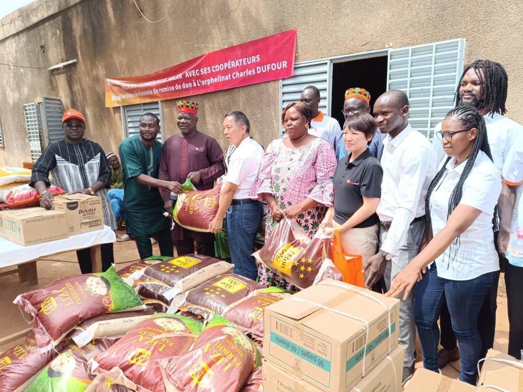 Solidarité : 42 enfants de l’orphelinat Charles Dufour bénéficient des dons de vivres alimentaires 2 Solidarité : 42 enfants de l’orphelinat Charles Dufour bénéficient des dons de vivres alimentaires 2