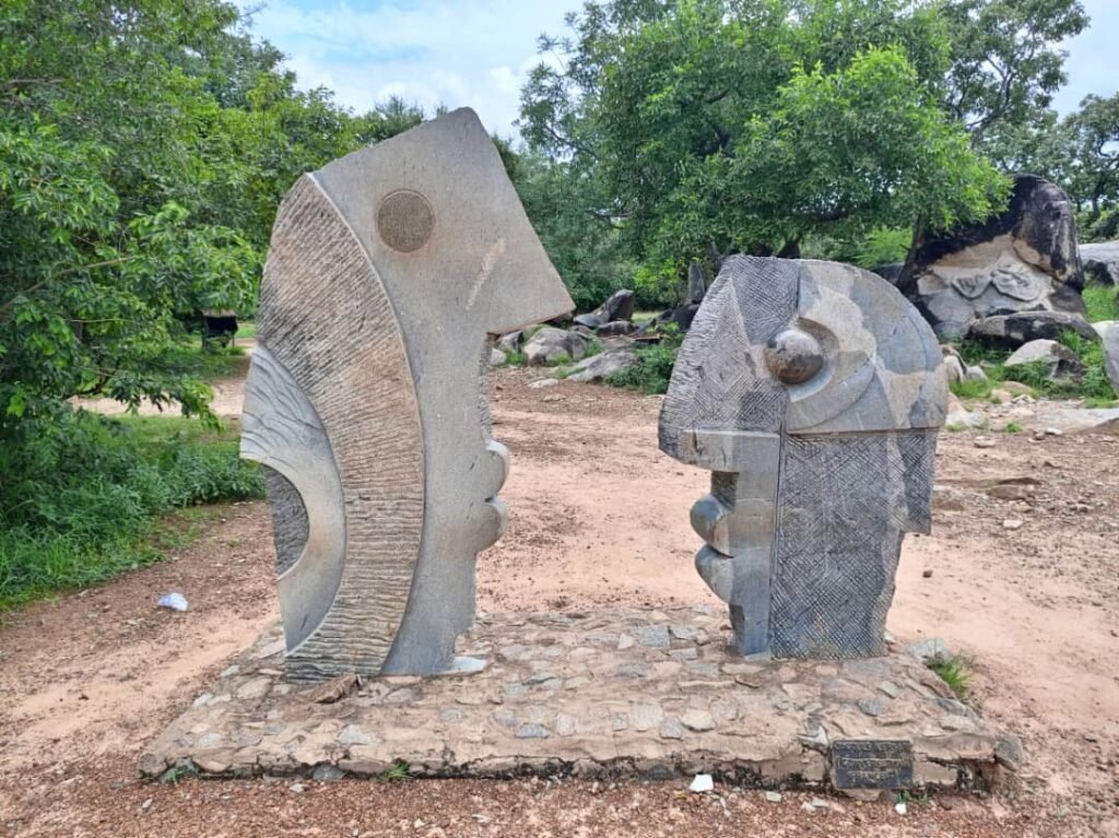 Laongo : 70 touristes à la découverte des sculptures sur granite 6 Laongo : 70 touristes à la découverte des sculptures sur granite 6