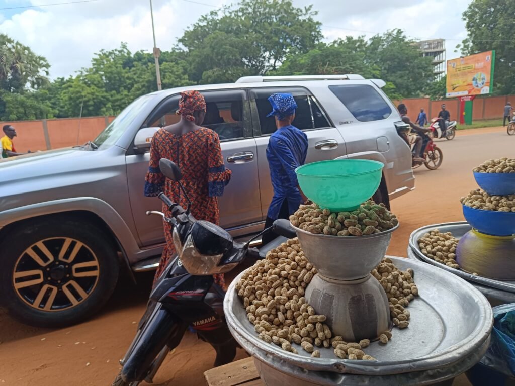 Ouagadougou : Des femmes solidaires dans la vente d'arachides 5 Ouagadougou : Des femmes solidaires dans la vente d'arachides 5
