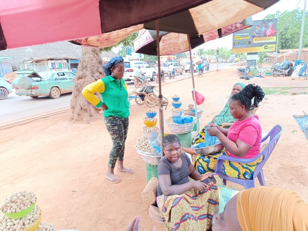 Ouagadougou : Des femmes solidaires dans la vente d'arachides 2 Ouagadougou : Des femmes solidaires dans la vente d'arachides 2