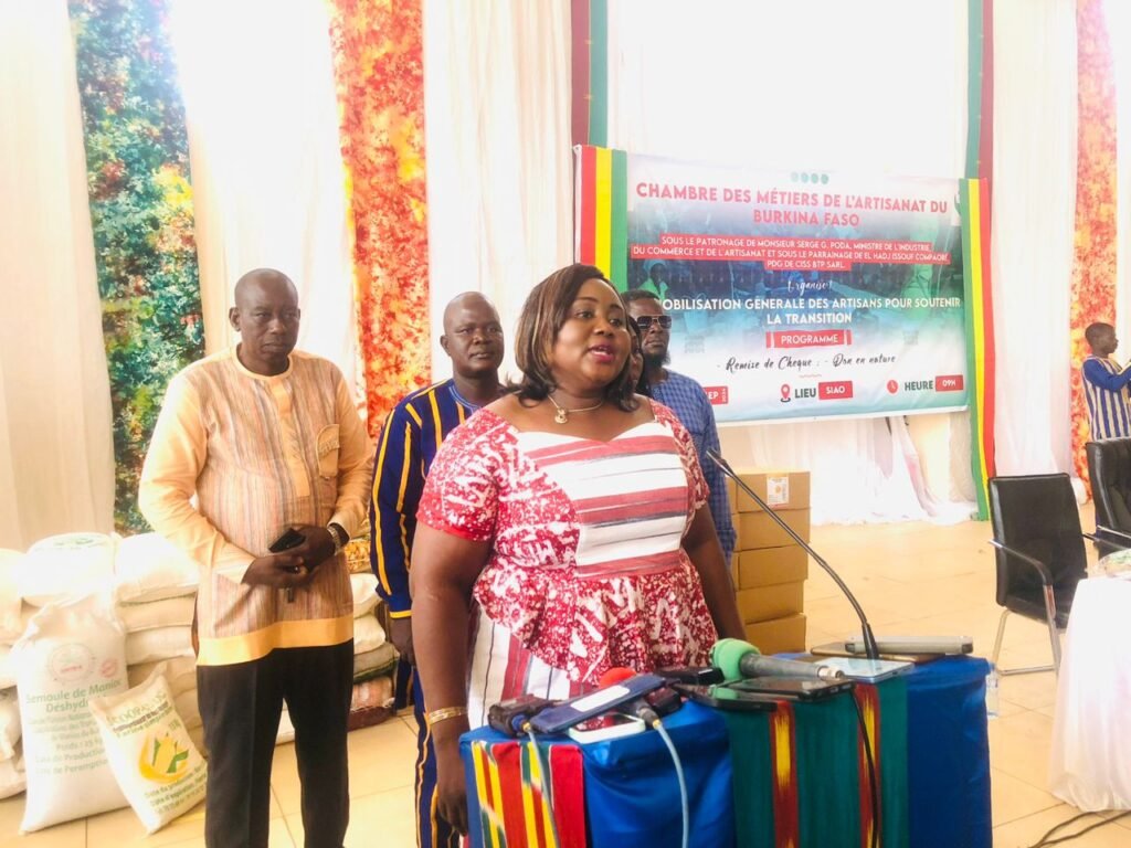 Burkina : La chambre des métiers de l’artisanat offre plus de 10 millions F CFA pour l’effort de paix 4 Burkina : La chambre des métiers de l’artisanat offre plus de 10 millions F CFA pour l’effort de paix 4