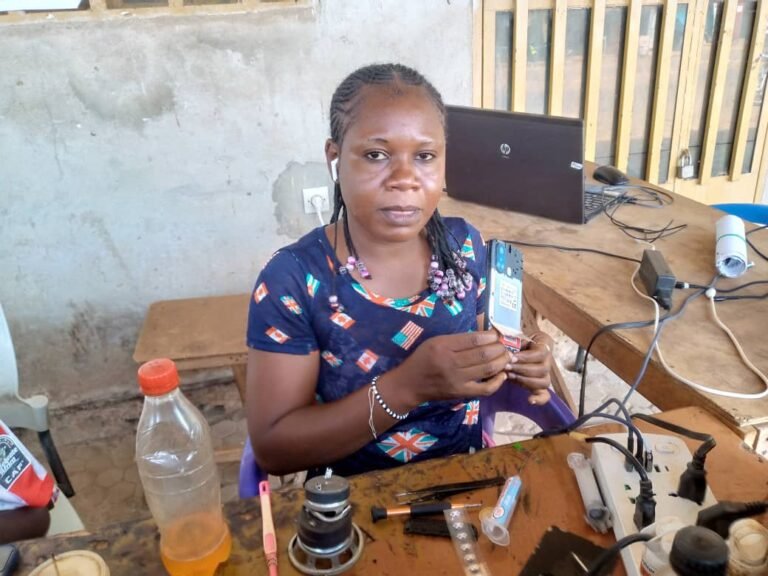 Gaoua : Ladia Palé repart des téléphones androïdes pour subvenir à ses besoins 2