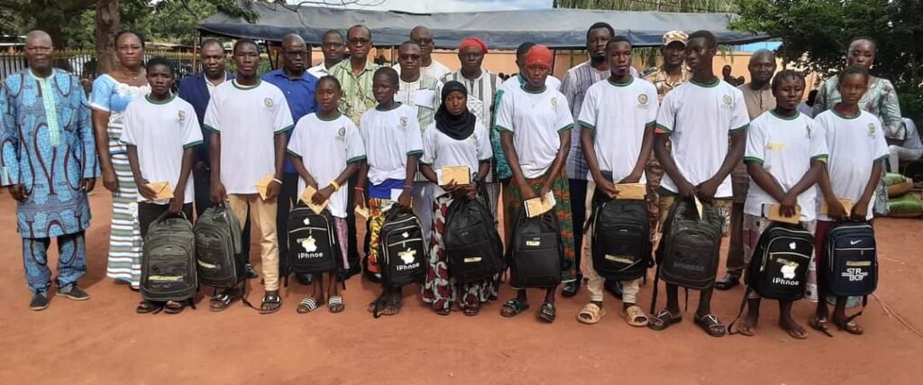Dédougou : 11 150 000 FCFA pour des vivres, des kits et des bourses scolaires au profit des veuves, orphelins et enfants vulnérables 2 Dédougou : 11 150 000 FCFA pour des vivres, des kits et des bourses scolaires au profit des veuves, orphelins et enfants vulnérables 2