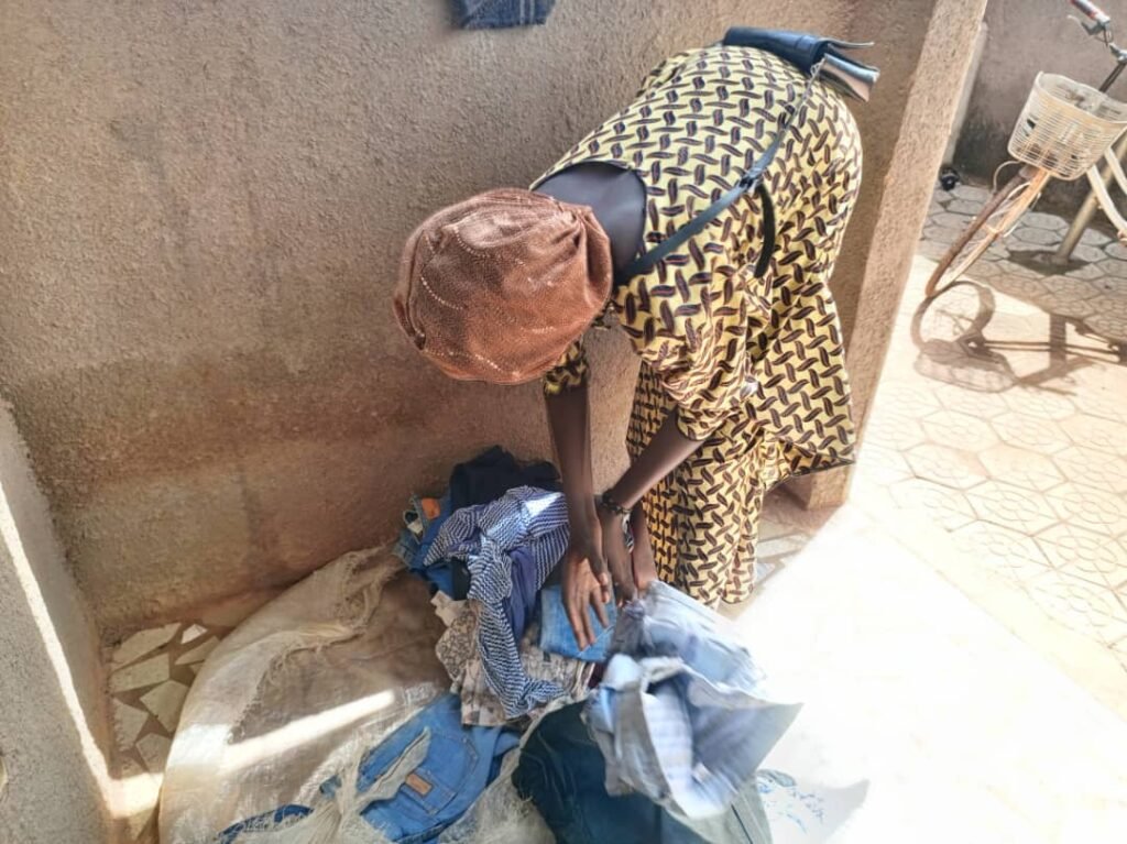 Latifatou Zongo : Une ''success story'' dans la vente de friperie de porte en porte 5 Latifatou Zongo : Une ''success story'' dans la vente de friperie de porte en porte 5