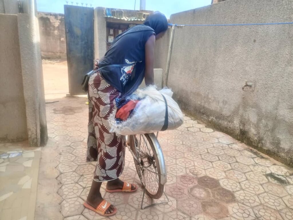 Latifatou Zongo : Une ''success story'' dans la vente de friperie de porte en porte 4 Latifatou Zongo : Une ''success story'' dans la vente de friperie de porte en porte 4
