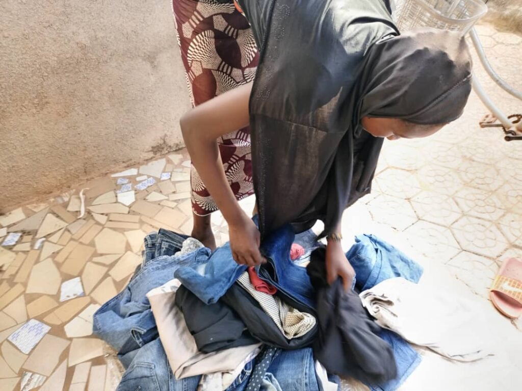 Latifatou Zongo : Une ''success story'' dans la vente de friperie de porte en porte 2 Latifatou Zongo : Une ''success story'' dans la vente de friperie de porte en porte 2