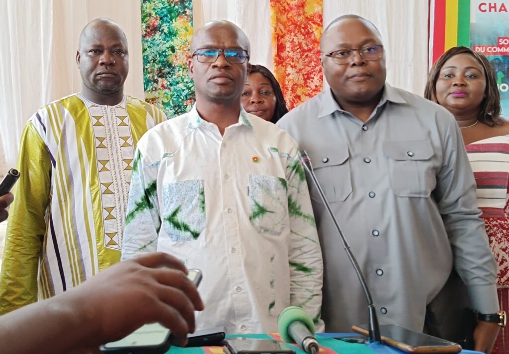 Burkina : La chambre des métiers de l’artisanat offre plus de 10 millions F CFA pour l’effort de paix 5 Burkina : La chambre des métiers de l’artisanat offre plus de 10 millions F CFA pour l’effort de paix 5