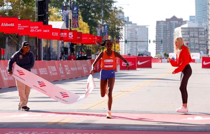 Marathon de Chicago: La kényane Ruth Chepngetich explose le record du monde 2 Marathon de Chicago: La kényane Ruth Chepngetich explose le record du monde 2
