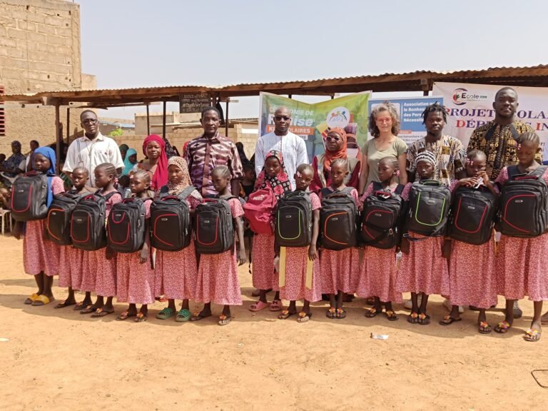 Pazaani : Des Kits scolaires et un appui financier pour 13 jeunes filles déplacées internes 8
