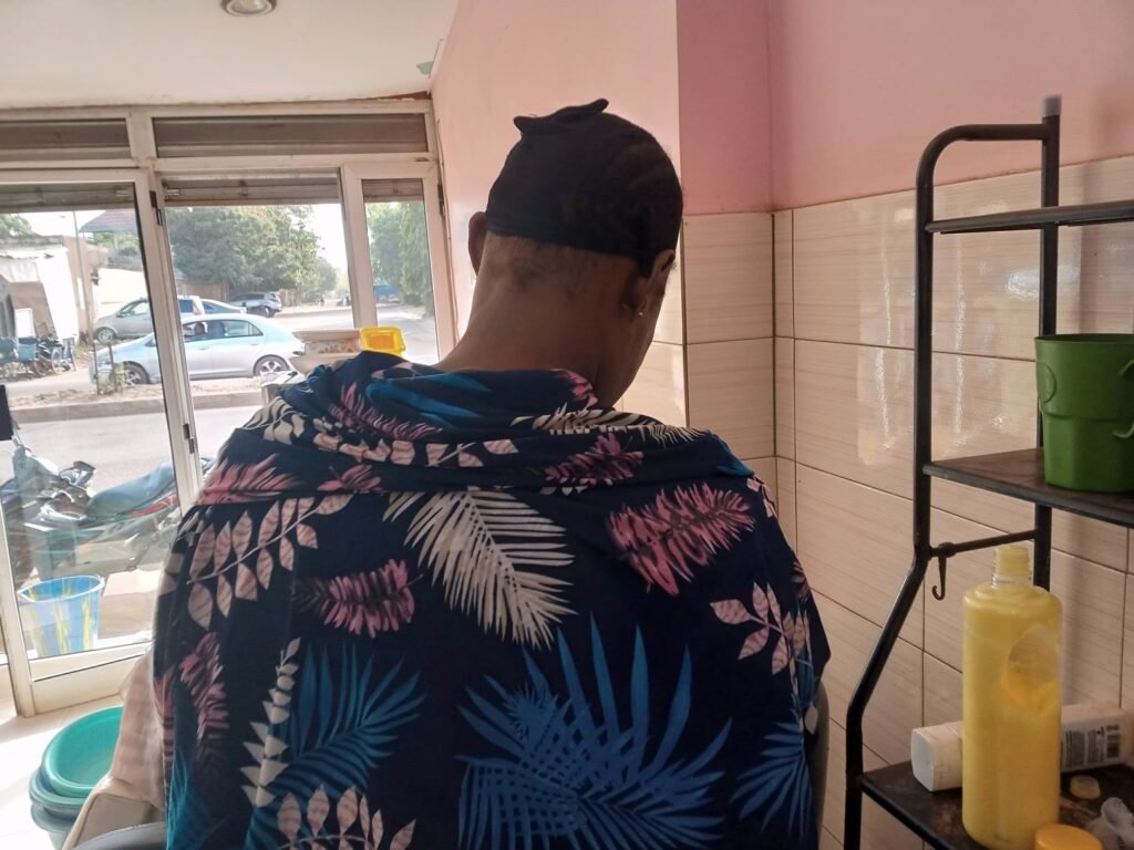 Salon de coiffure : Lieu de confidences et de commérages ? 3 Salon de coiffure : Lieu de confidences et de commérages ? 3
