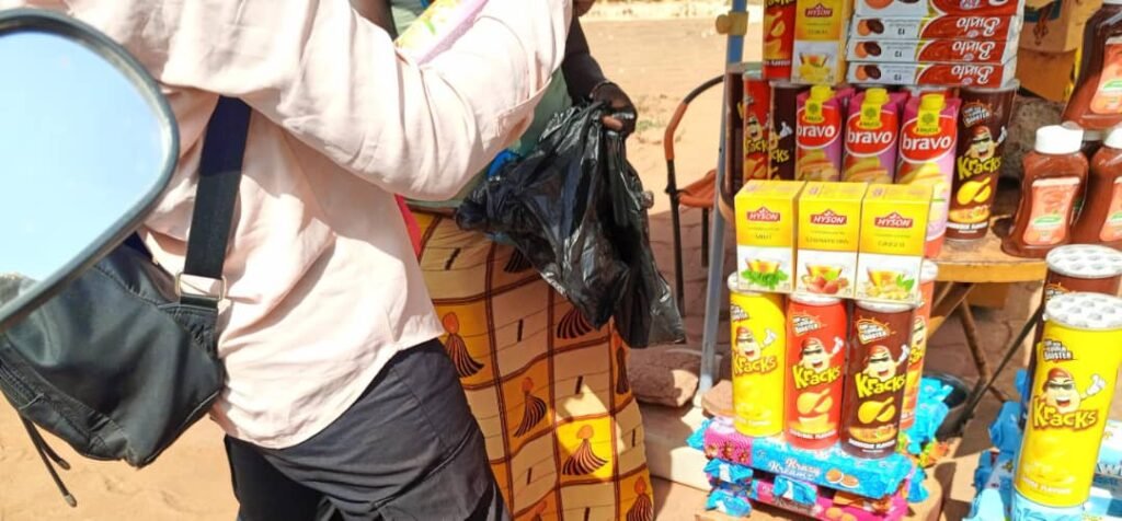 Ouagadougou : Ces mini boutiques aux feux tricolores nourrissent des familles 3 Ouagadougou : Ces mini boutiques aux feux tricolores nourrissent des familles 3