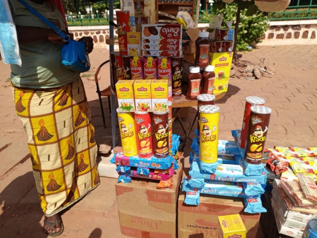 Ouagadougou : Ces mini boutiques aux feux tricolores nourrissent des familles 2 Ouagadougou : Ces mini boutiques aux feux tricolores nourrissent des familles 2