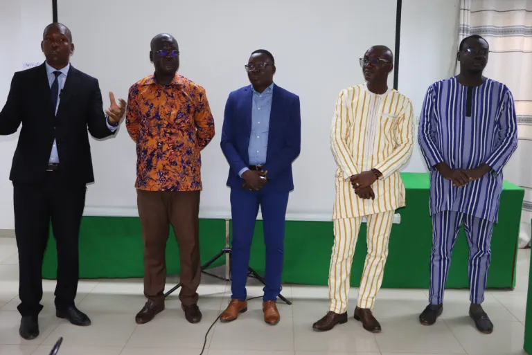 Lutte contre le blanchiment de capitaux: Des agents des institutions de microfinance outillés 2 Lutte contre le blanchiment de capitaux: Des agents des institutions de microfinance outillés 2