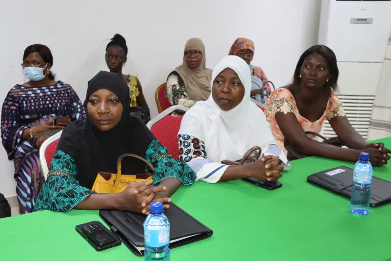 Lutte contre le blanchiment de capitaux: Des agents des institutions de microfinance outillés 3 Lutte contre le blanchiment de capitaux: Des agents des institutions de microfinance outillés 3
