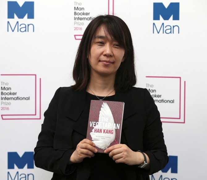 Prix Nobel 2024 : Han Kang reçoit le trophée dans la catégorie littérature 3 Prix Nobel 2024 : Han Kang reçoit le trophée dans la catégorie littérature 3