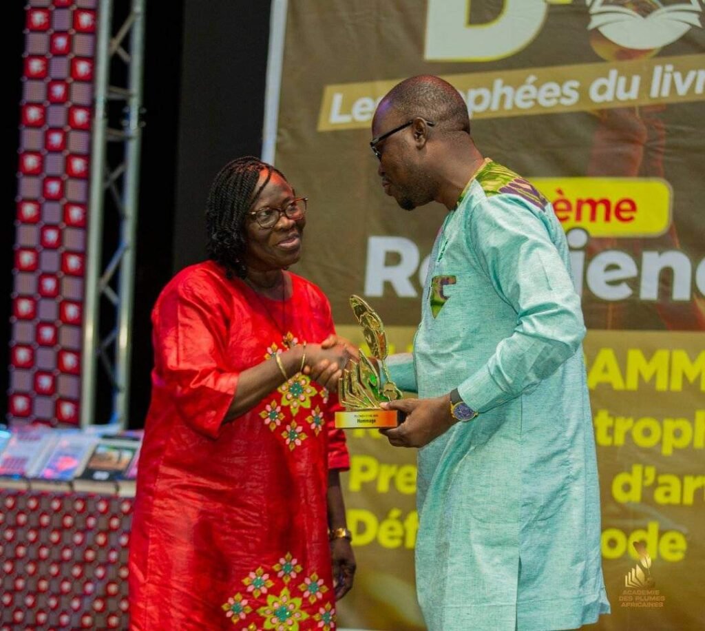 Plume d’or : Marie Bernadette Tiendrebeogo reçoit un trophée d’hommage 2