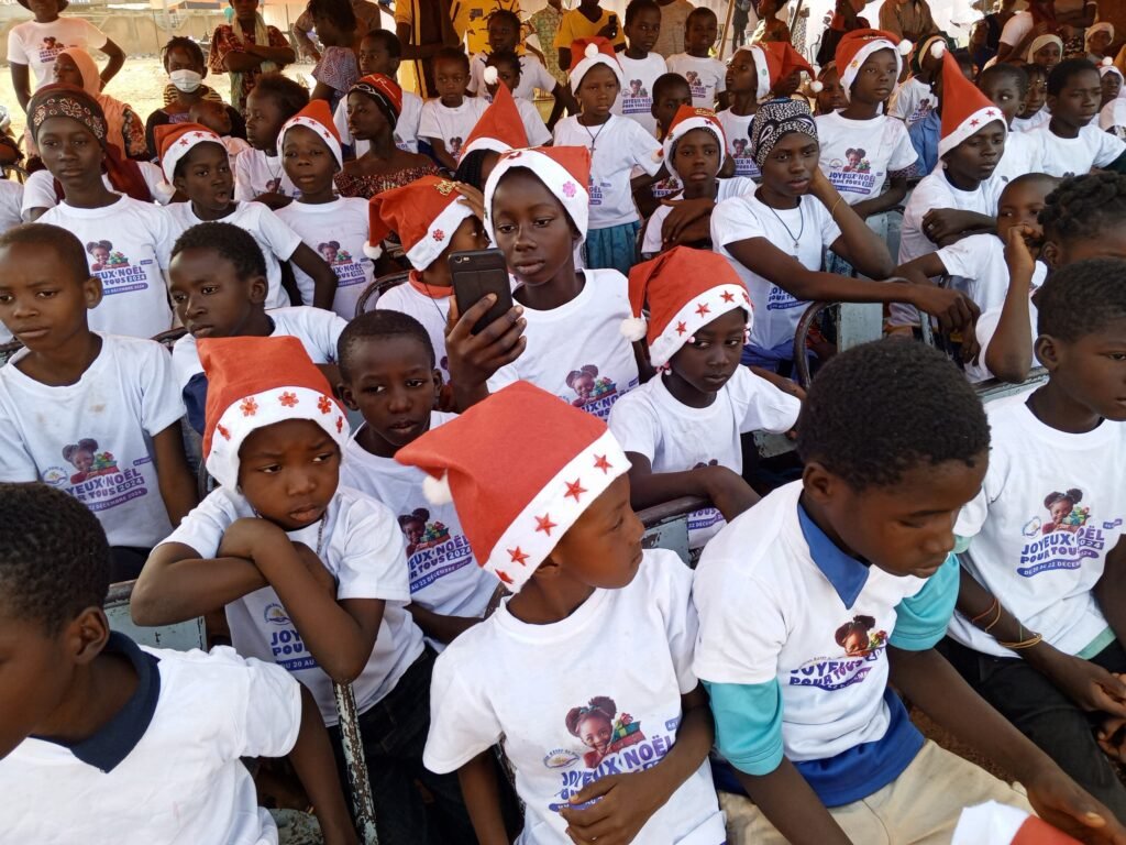 ‘’Joyeux Noel pour tous’’ : 200 enfants démunis et 8 veuves retrouvent le sourire 8 ‘’Joyeux Noel pour tous’’ : 200 enfants démunis et 8 veuves retrouvent le sourire 8