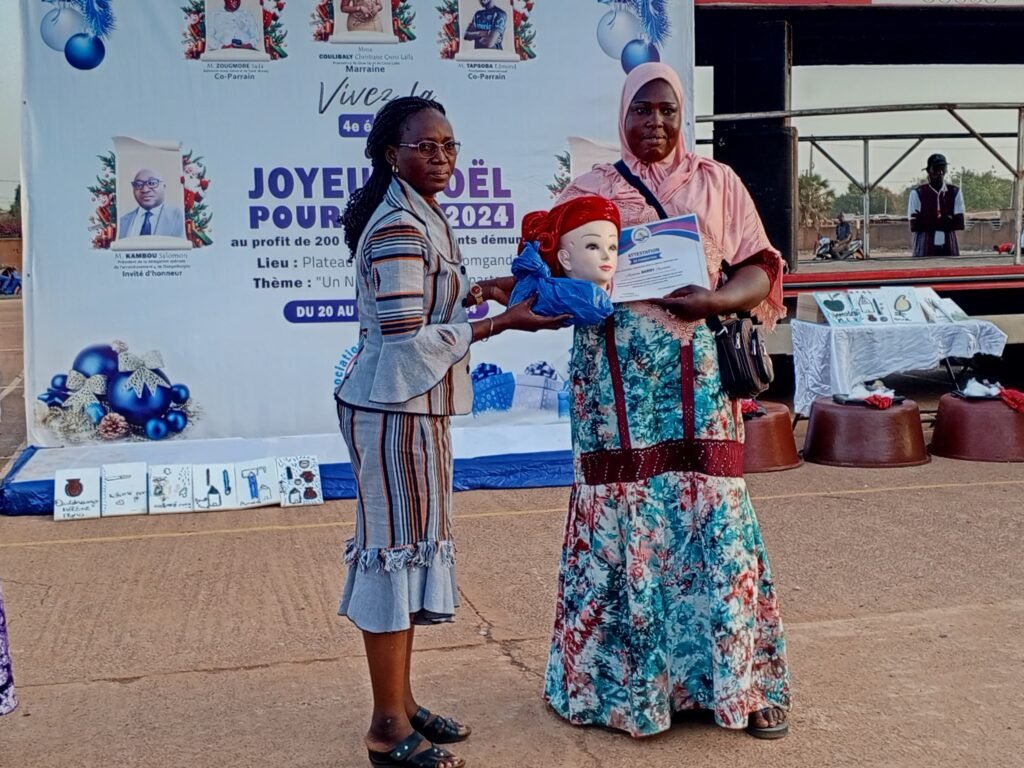 ‘’Joyeux Noel pour tous’’ : 200 enfants démunis et 8 veuves retrouvent le sourire 5 ‘’Joyeux Noel pour tous’’ : 200 enfants démunis et 8 veuves retrouvent le sourire 5