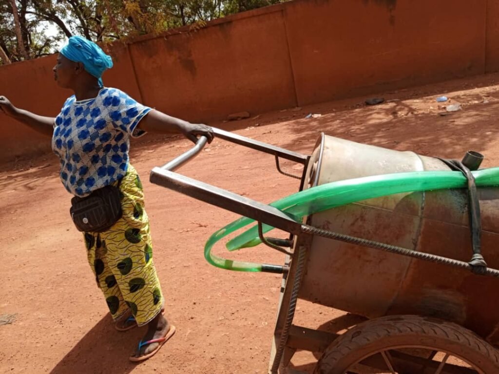 Ouagadougou : La résilience de certaines femmes dans la pousse et vente de barrique d’eau 3 Ouagadougou : La résilience de certaines femmes dans la pousse et vente de barrique d’eau 3