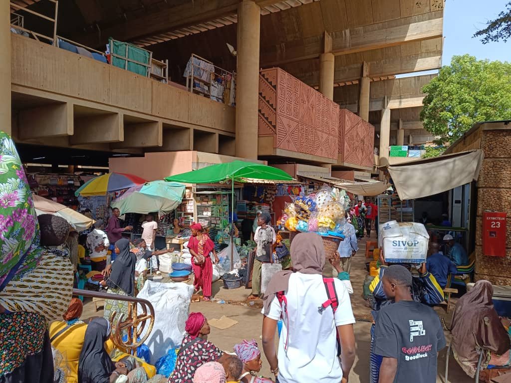 Fêtes de fin d’année 2024 : Les commerçants déplorent une morosité du marché 2 Fêtes de fin d’année 2024 : Les commerçants déplorent une morosité du marché 2