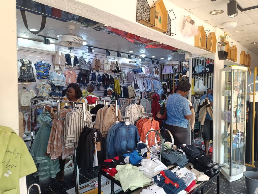 Fêtes de fin d’année 2024 : Les commerçants déplorent une morosité du marché 6 Fêtes de fin d’année 2024 : Les commerçants déplorent une morosité du marché 6