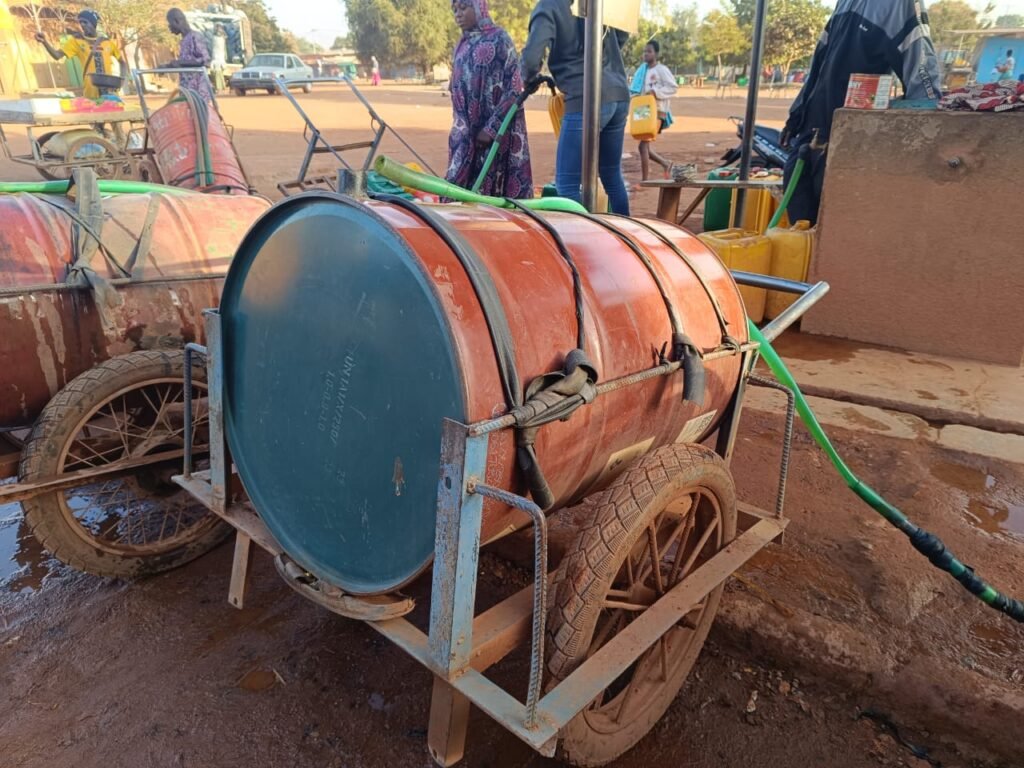 Ouagadougou : La résilience de certaines femmes dans la pousse et vente de barrique d’eau 4 Ouagadougou : La résilience de certaines femmes dans la pousse et vente de barrique d’eau 4