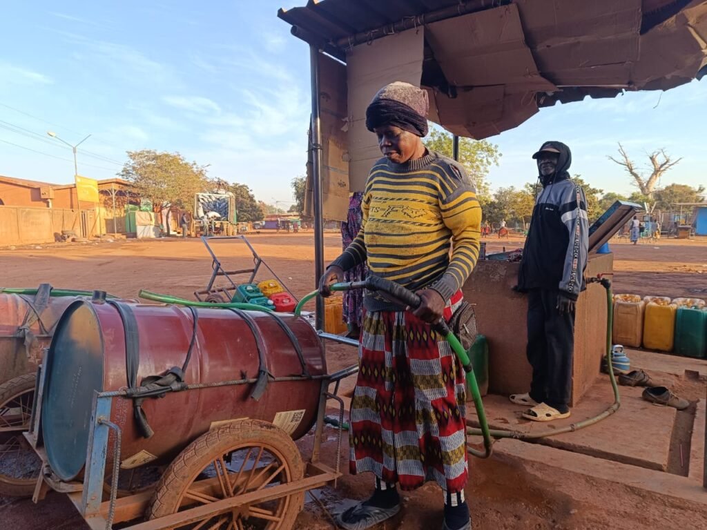 Ouagadougou : La résilience de certaines femmes dans la pousse et vente de barrique d’eau 2 Ouagadougou : La résilience de certaines femmes dans la pousse et vente de barrique d’eau 2