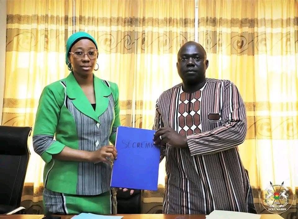 Ministère de l’Action Humanitaire : Kadidiatou Louré prend la tête de la Direction des Marchés Publics 2 Ministère de l’Action Humanitaire : Kadidiatou Louré prend la tête de la Direction des Marchés Publics 2
