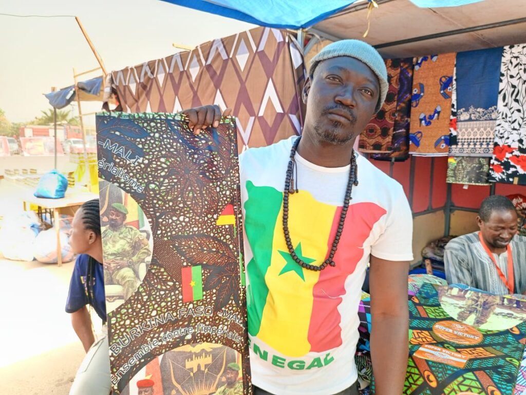 FESPACO 2025 : Issa Compaoré expose des pagnes AES 3 FESPACO 2025 : Issa Compaoré expose des pagnes AES 3