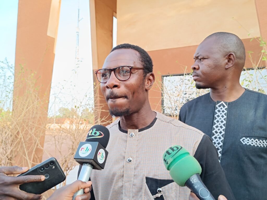 "Karfa, le manuel de l'émancipation": L'œuvre interpellatrice de Wangnin Zerbo 4 "Karfa, le manuel de l'émancipation": L'œuvre interpellatrice de Wangnin Zerbo 4