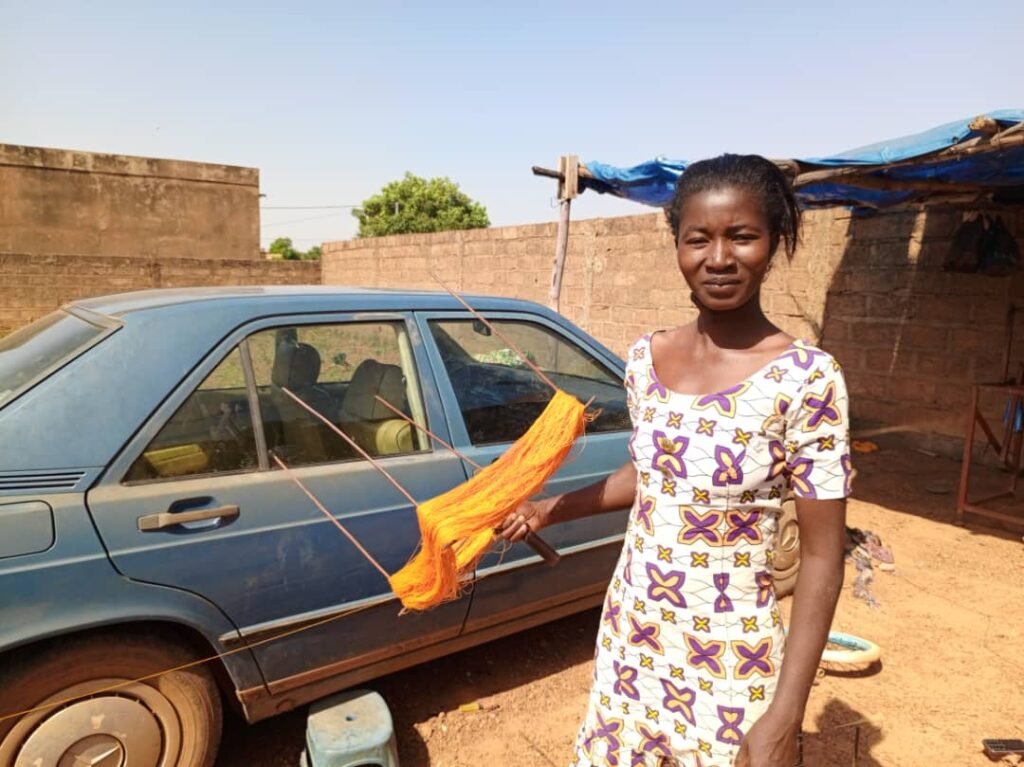 Koudougou : Des tisseuses sur le fil rouge 5 Koudougou : Des tisseuses sur le fil rouge 5