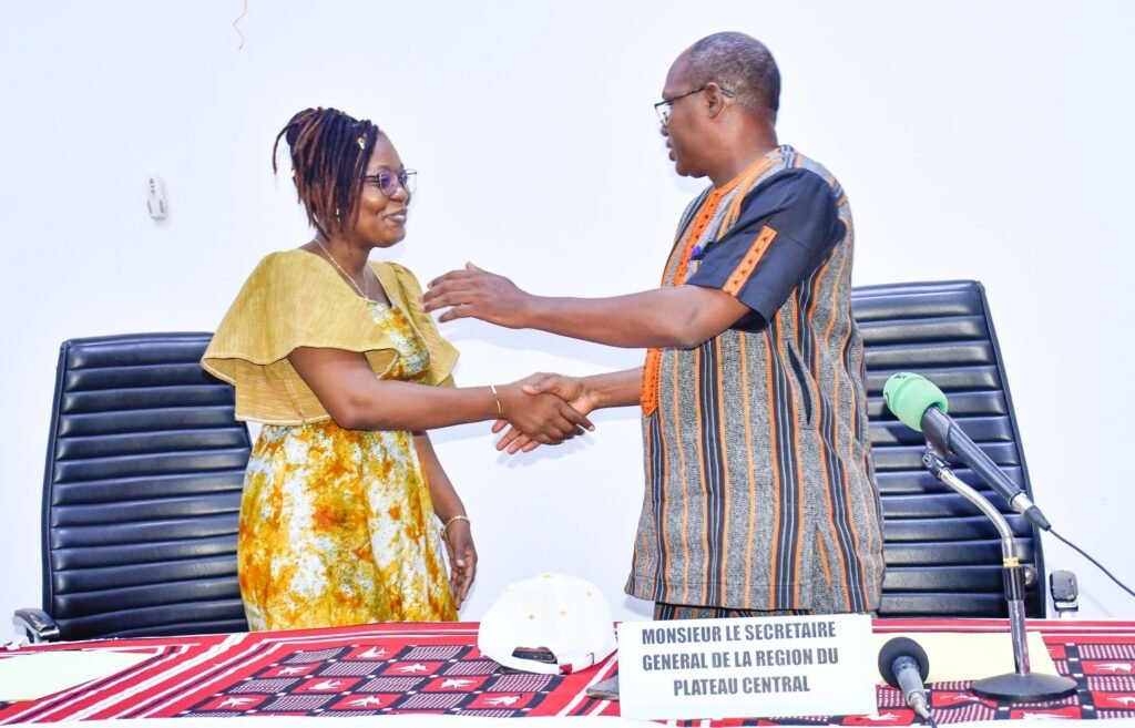 CARFO : Marie Nadège Tiendrebéogo, la nouvelle cheffe d'agence de Ziniaré, installée 2 CARFO : Marie Nadège Tiendrebéogo, la nouvelle cheffe d'agence de Ziniaré, installée 2
