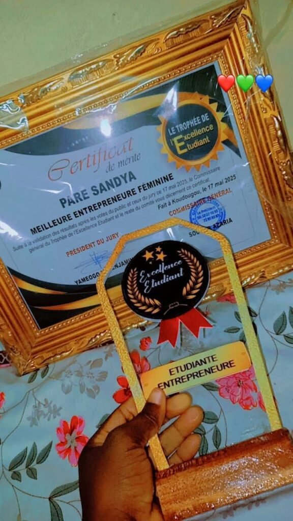 Koudougou : Sandya Paré remporte le trophée de la meilleure étudiante entrepreneure 2 Koudougou : Sandya Paré remporte le trophée de la meilleure étudiante entrepreneure 2