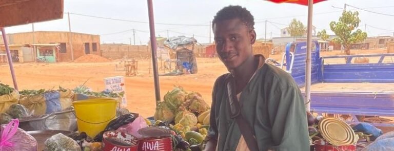 « Je gagne entre 100 000 à 150 000 FCFA comme recettes par jour », Loukman Ouédraogo, vendeur de légumes à Pazani 1 « Je gagne entre 100 000 à 150 000 FCFA comme recettes par jour », Loukman Ouédraogo, vendeur de légumes à Pazani 1