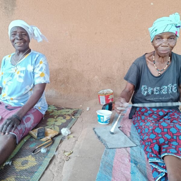 De Tikaré à Ouagadougou, Sobila et Nopoko filent habilement le coton à main nue