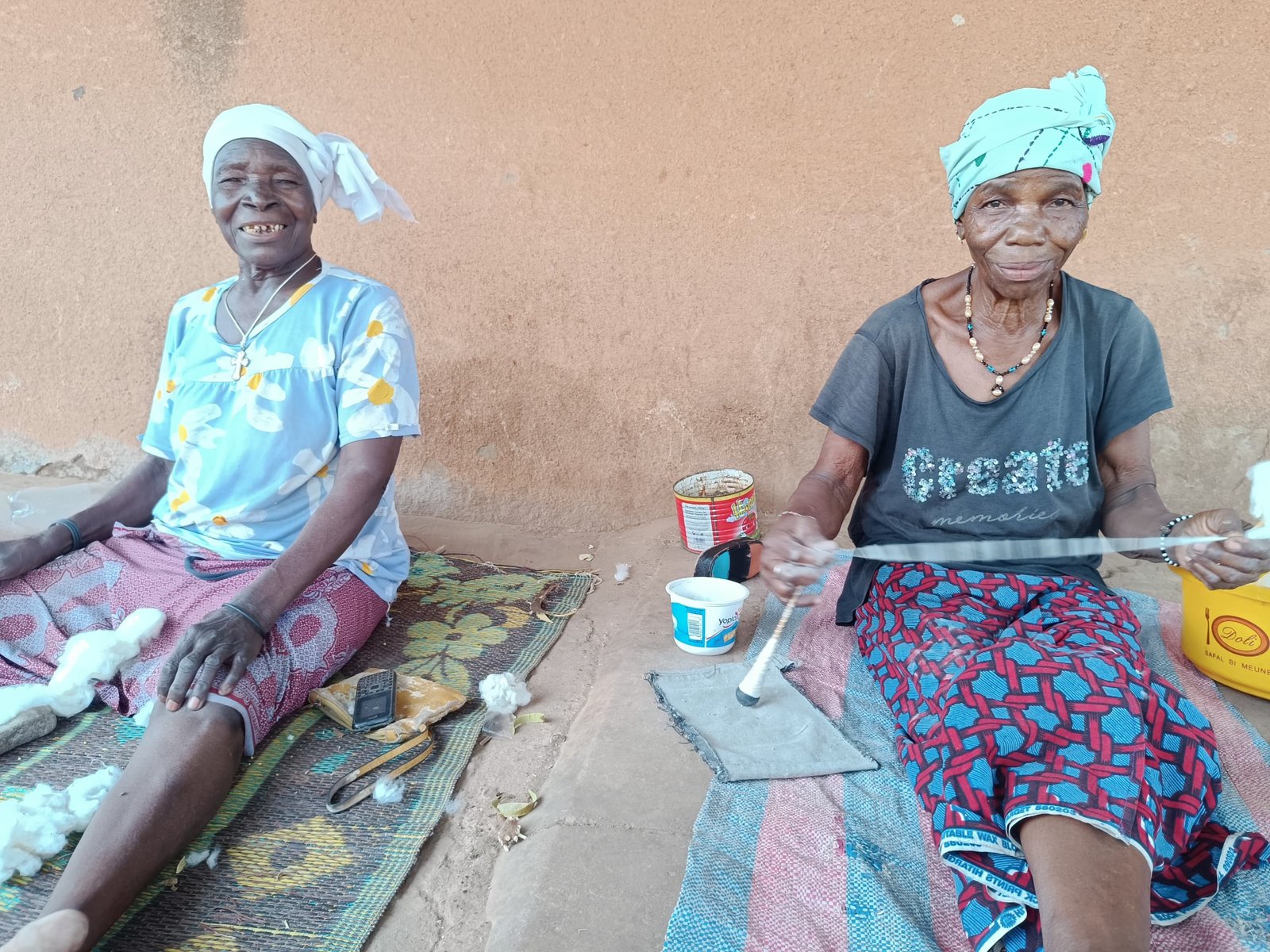 De Tikaré à Ouagadougou, Sobila et Nopoko filent habilement le coton à main nue